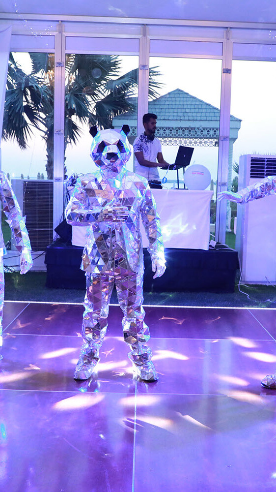 S&P global_mirror dancers_pangea